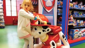 Настя и папа в магазине игрушек в Лондоне