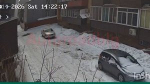 Снег упал с крыши и уничтожил автомобиль