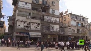 تضرر مبنى سكني في مدينة بني براك جراء غارة صاروخية إيرانية على إسرائيل