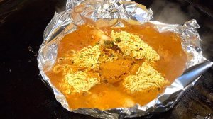 Приготовление рамена в алюминиевой фольге - корейская уличная еда