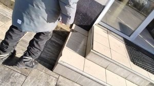 бомж набросился на моего брата с пистолетом