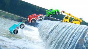 Автомобиль Mahindra Thar Bolero, автомобиль Scorpio G-Wagon, авария, большой водопад, эвакуатор?