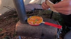 Зимний кемпинг на берегу озера.