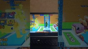 мой брат играет в roblox