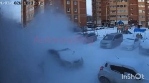 Лавина сошла с крыши во дворе дома