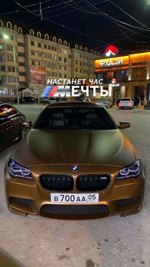 мы ходим и гуляем па дваром играем игри по дворам