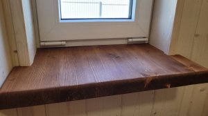 Установка деревянного подоконника.