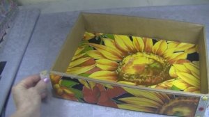 Декор картонной коробки обоями с  подсолнухами .