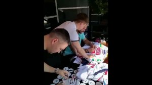 Александр Овечкин подписывает хоккейный свитер