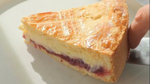 Сегодня на десерт пирог с заварным кремом и ягодной прослойкой...🥧🍒😋