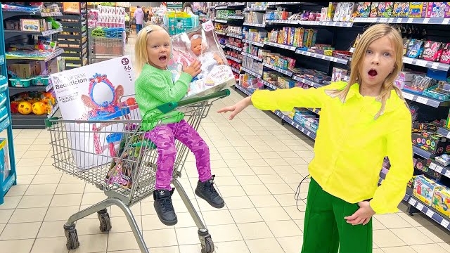 СОФУНЬЯ ШАЛУНЬЯ - НИКА САМА ПОКУПАЕТ В МАГАЗИНЕ. СОФИЯ ВСЕ ИСПРАВИЛА.