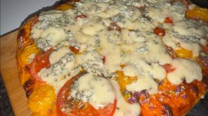 Пицца с сыром с голубой плесенью, получилось очень вкусно.