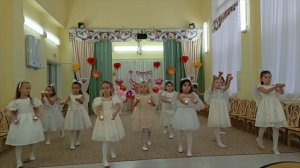Танец девочек-ангелочков со свечами.