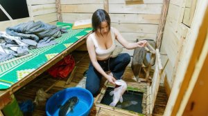 Красивая девушка в одиночку отправилась на ночную рыбалку и поймала много сомов.