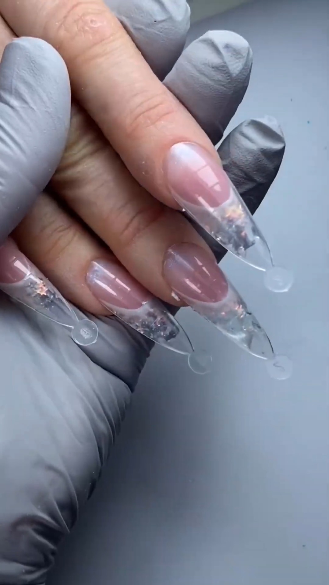 С помощью техники верхних форм создаются шедевры на ногтях😍