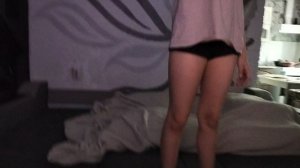 моя сестра показывает как сделать сальто на половину