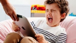 Почему ребенок постоянно сидит в гаджетах？