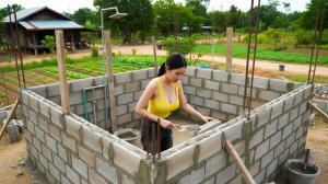 Девушка-строит автономную ванную комнату из бетонных блоков и с продуманной системой дренажа