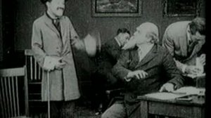 Чарли Чаплин Зарабатывает на Жизнь (1914)