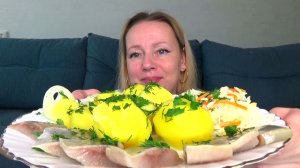 Мукбанг картошка отварная с зеленью селедка с луком, капуста квашенная. Еда вкуснота!
