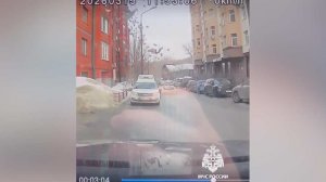 Водитель машины чудом спасся при обрушении части крыши дома в Казани