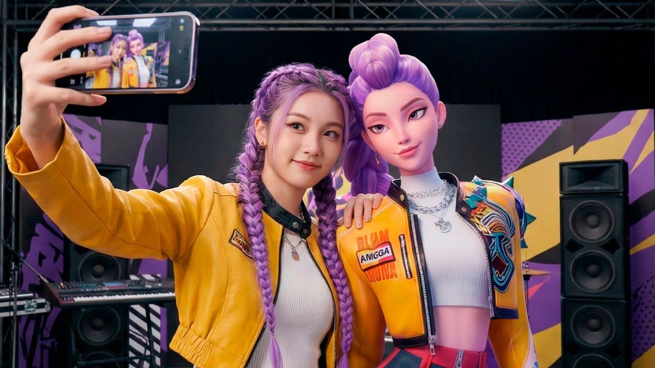 ОХОТНИКИ НА ДЕМОНОВ ОКАЗАЛИСЬ В РЕАЛЬНОСТИ ⚔️! DEMON HUNTERS IN REAL LIFE! K-POP ПЕРСОНАЖИ! 🐱🙀😽