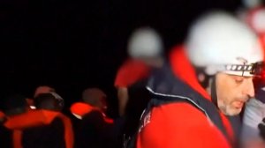 Более пятидесяти мигрантов спасли с перегруженной лодки в Средиземном море у берегов Италии