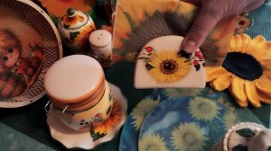 Открыла дверцы одного шкафчика.