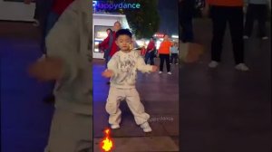 Маленький но талантливый танцор из Китая -9 # дети # танцы # улица # мальчик # Китай # музыка