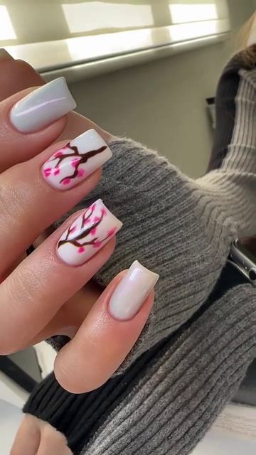 Ручная роспись на ногтях в абстрактном стиле