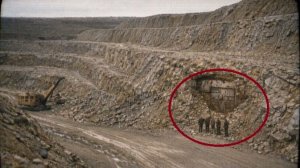 На Алтае обвалилось часть скалы и обнажилась металлическая дверь вмурованная в склон