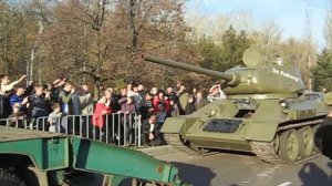 Погрузка Т-34/85 после парада. Днепропетровск, октябрь 2013