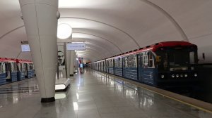 Метро Москвы красивая новая станция и прибытие и отправление метропоезда Номерной 81-717/714