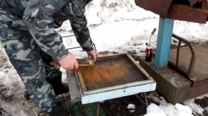 Очистка доньев перед заменой после зимовки пчёл