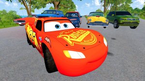 Молния Маквин против Огромной Ямы! 🏎️ Тачки падают с обрыва и разбиваются в щепки!