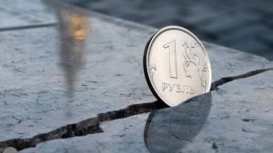 Аналитик пояснил резкую причину падения рубля