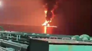 Сцена в Ормузском проливе, снятая с кораблей, застрявших по обе стороны пролива в ожидании разрешени