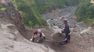 Строительство, шахтёры собирают в ручную вулканический песок