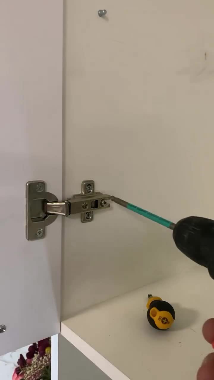 Хотите волшебства в обычном шкафу? Подсветка, которая загорается сама — это недорого и эффектно.