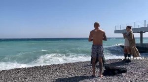 март 2026 г. Человек резко побежал и прыгнул в страшный шторм в Ялте. Я не ожидала такого.