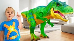 Дети превращают игрушки в настоящих динозавров – Забавные истории для детей!