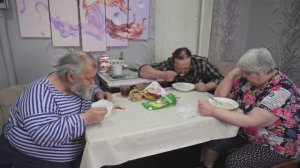 От такой окрошки за уши не оттянешь! Совместное производство вкусного лакомства по-деревенски