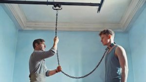 Странная семья ДЕРЖИТ НА ЦЕПИ парня, чтобы ИГРАТЬ С НИМ, передвигая ПО ВСЕМУ ДОМУ [пересказ]