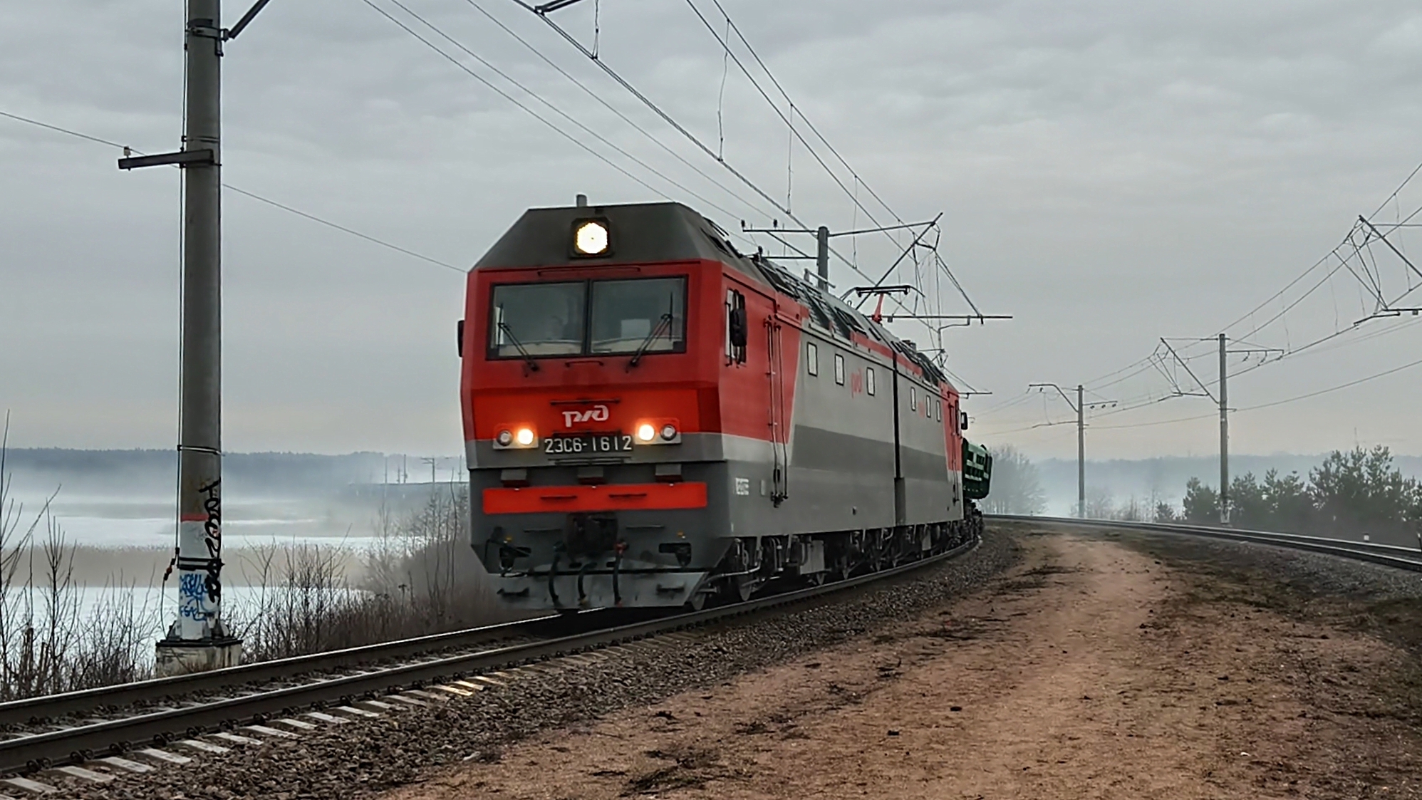 2ЭС6-1612 с грузовым поездом и ДМ62-1845 в хвосте, следует по перегону Пери - Токсово. Пл. Кавголово