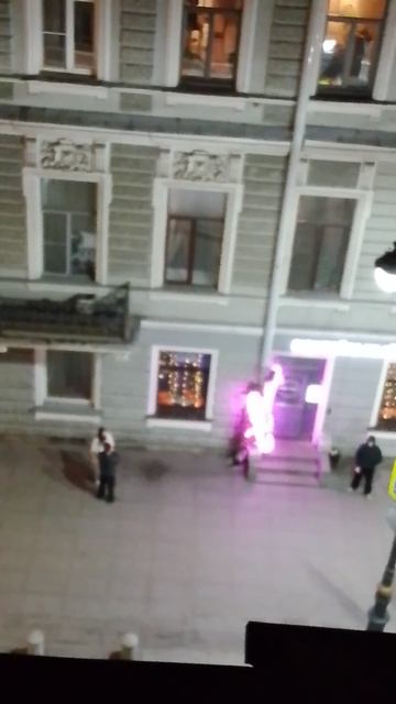 Какой удивительный СПБ! Даже серенады могут спеть под твоим окном!