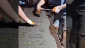 Мужчины строили бетонный забор. Как же здорово они трудятся!