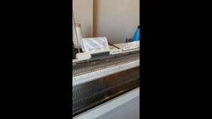 Повязка на голову на двухфонтурной машине. Валики по перфокарте.  #машинноевязание #вязание