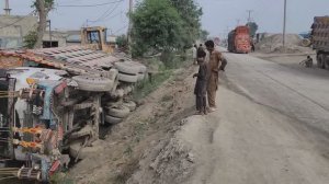 Грузовик на боку в канаве. Смогут ли поднять? Пакистан