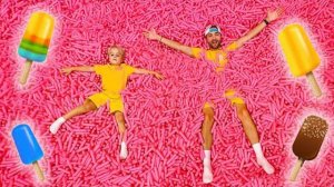 Крис развлекается в Музее мороженого!