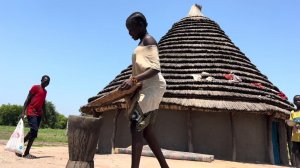 Спокойная жизнь в африканской деревне на западе Уганды.